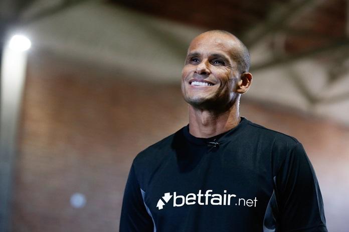 Rivaldo elogia Vitor Roque no Barcelona mas afirma: "Faltou oportunidade"