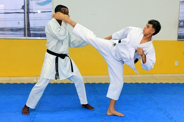 Bolsa Atleta incentiva carateca de Salvador a disputar mundial na Argentina
