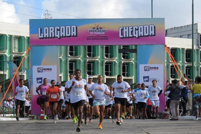1ª Corrida e Caminhada da Educação reúne dez mil participantes e arrecada três toneladas de alimentos para o Bahia Sem Fome