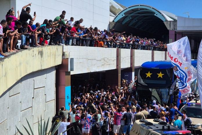 Torcida do Bahia lota aeroporto para incentivar o time