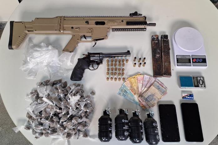 PM apreende drogas, armas e granadas em Ibirapitanga