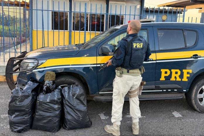 PRF apreende 30 kg de maconha após perseguição e acidente em Feira de Santana