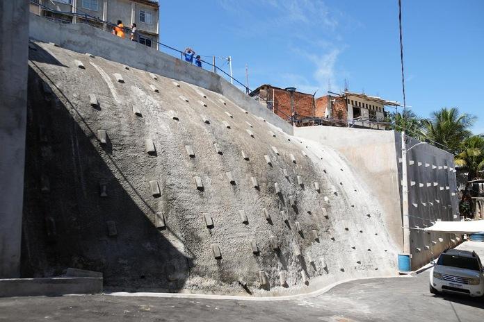 Prefeitura entrega contenção de encosta em Mirantes de Periperi e projeta quase 650 áreas protegidas até o final do ano