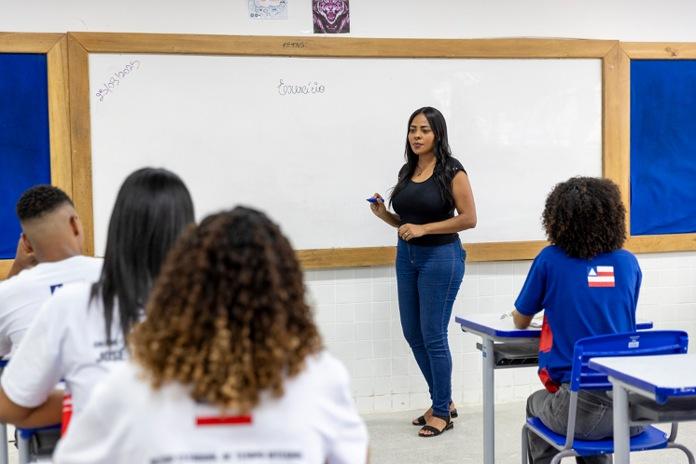 Professores da rede estadual têm reajuste de 5,3% aprovado e seguem com vencimento acima do piso nacional