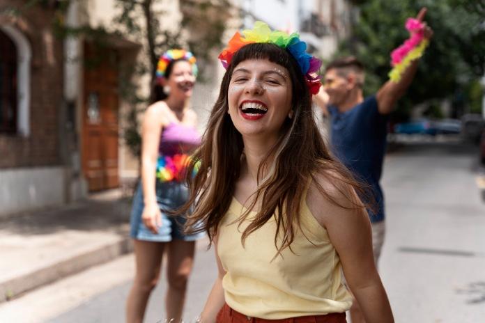 Carnaval e fibromialgia: confira cuidados para aproveitar a folia sem intensificar os sintomas