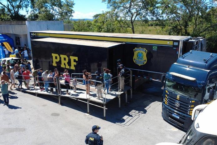 PRF e parceiros promovem ação de saúde e conscientização viária na BR-116 em Vitória da Conquista